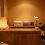 라오스 마사지 샵 입구의 차분한 프런트와 수건
