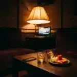 라오스 KTV 룸 테이블에 엎어 놓은 휴대폰