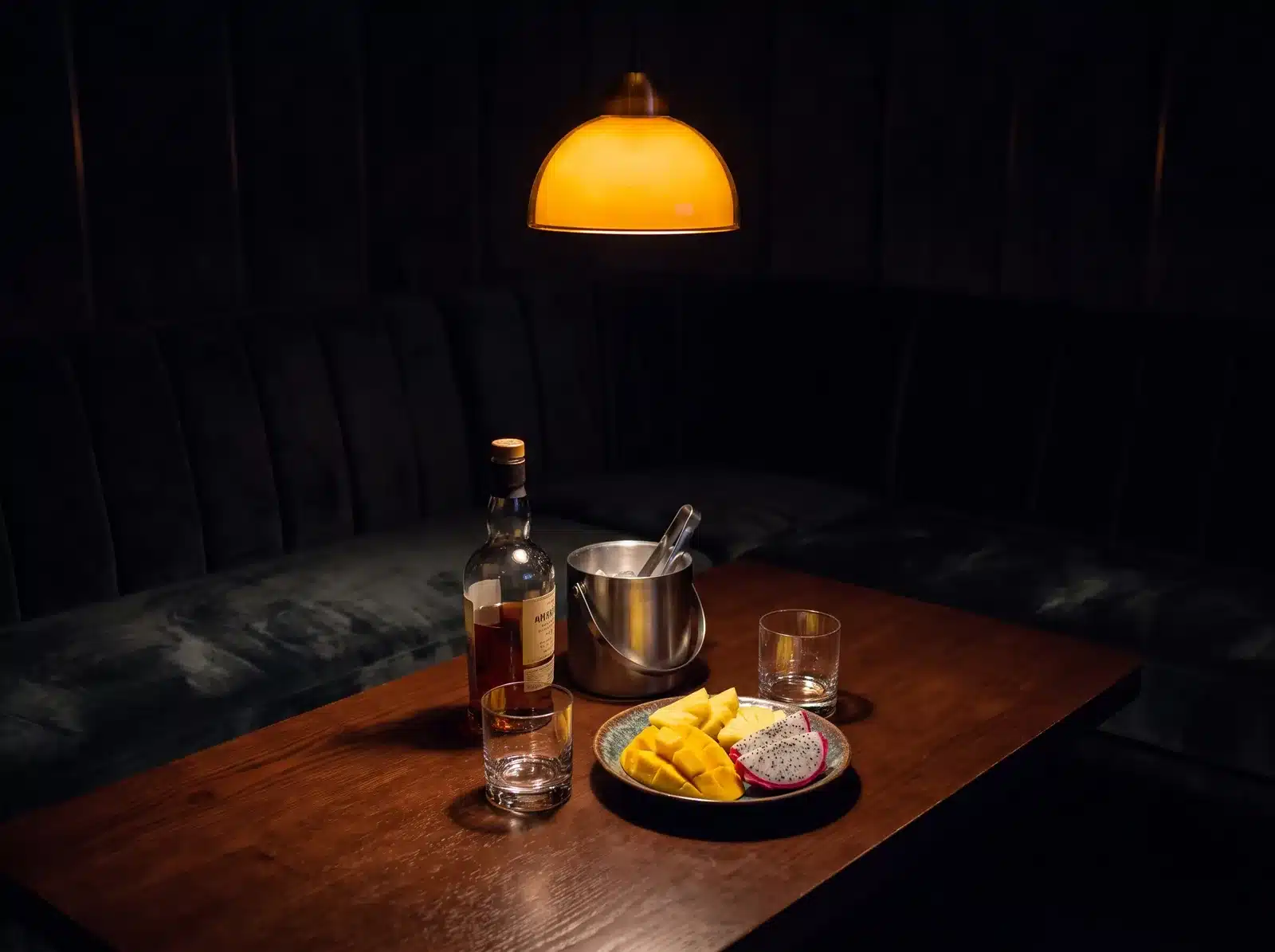 라오스 KTV 룸 테이블에 차려진 술과 안주